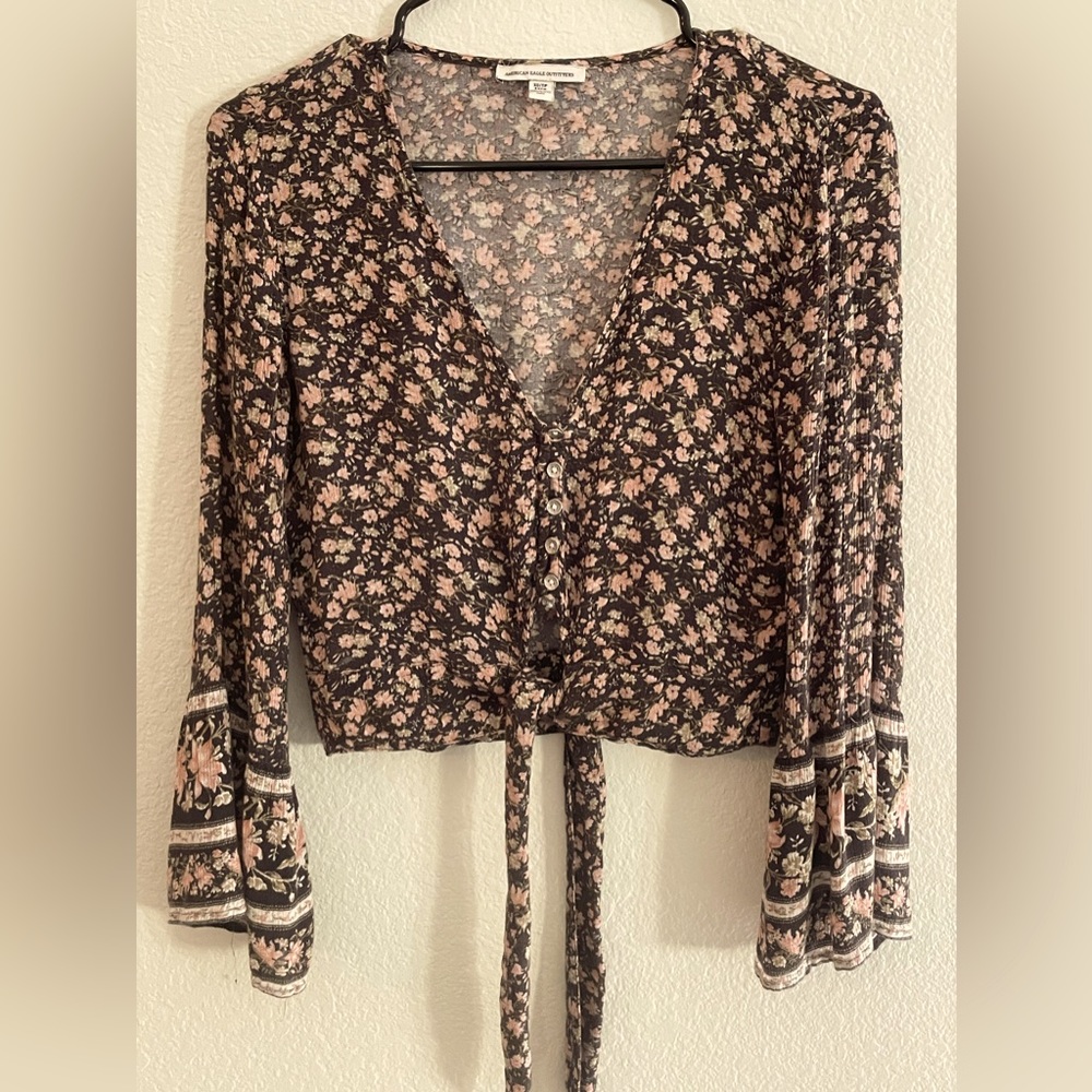 American Eagle xs cropped tie front flower patter shirt